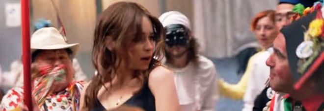 Emilia Clarke in una scena dello spot girato per Dolce & Gabbana