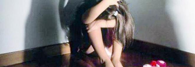 Trapani, ragazza di 13 anni violentata dal padre davanti alla moglie: coppia arrestata