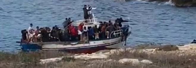 Migranti, nuovo sbarco a Lampedusa: decine di maghrebini a bordo di una barca in legno