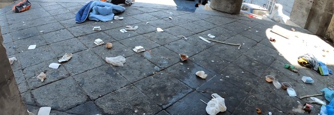 Napoli, vergogna piazza Plebiscito: la basilica San Francesco invasa da rifiuti e clochard