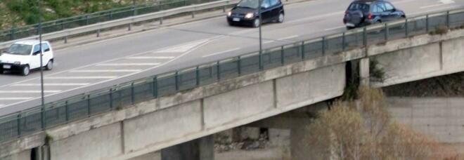 Teramo, tenta di buttarsi dal ponte: a salvarlo anche il sindaco D'Alberto Teramo, tenta di buttarsi dal ponte: a salvarlo anche il sindaco D'Alberto