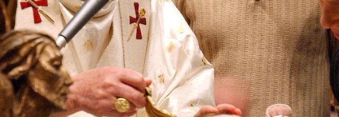 Papa Ratzinger al fonte battesimale Papa Ratzinger al fonte battesimale