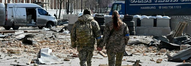 Ucraina, diretta guerra: missili sui civili, bombardato un teatro a Mariupol. «Era un rifugio di sfollati»