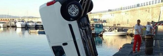 Torre del Greco: furgone senza freno a mano scivola in mare nella zona del porto
