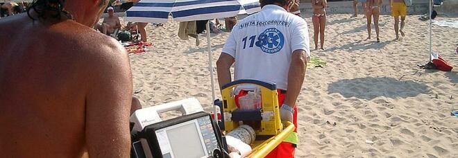 Turista milanese stroncato da un malore mentre nuota: il corpo per 4 ore sulla spiaggia Turista milanese stroncato da un malore mentre nuota: il corpo per 4 ore sulla spiaggia