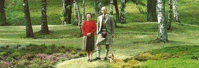 Regina Elisabetta, vacanze da sola in Scozia a Balmoral: prima volta senza il principe Filippo