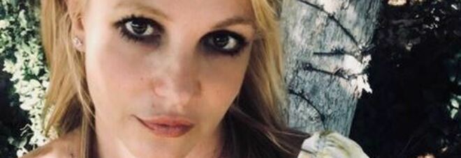 Britney Spears, il padre rimane tutore legale e lei annuncia: «Ho paura di lui, non mi esibirò più»