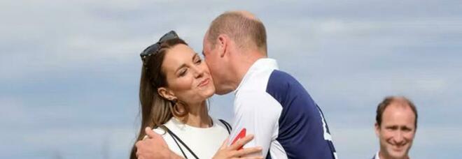 William e Kate, la rara manifestazione d'affetto in pubblico: alla partita di polo scatta il bacio