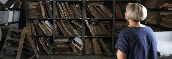 Via gli impiegati comunali, chiude l'archivio storico di Napoli: a rischio i volumi dell'Unità d'Italia