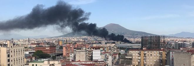 Incendio A Napoli, In Fiamme Cumuli Di Spazzatura E Pneumatici: La ...