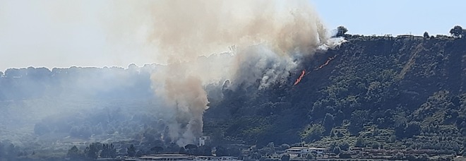 Incendio nei Campi Flegrei, brucia il cratere del lago d'Averno