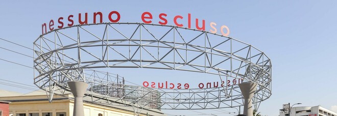 Napoli, messaggio di speranza in via Marina: installata l'opera «Nessuno escluso»