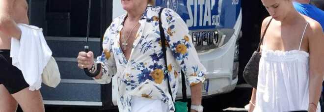 Rod Stewart turista con l'ombrello in Costiera: sosta ad Amalfi con la moglie Penny Lancaster