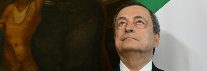 Draghi valuta se restare con i fuoriusciti del M5S. Ma serve il sì della Lega