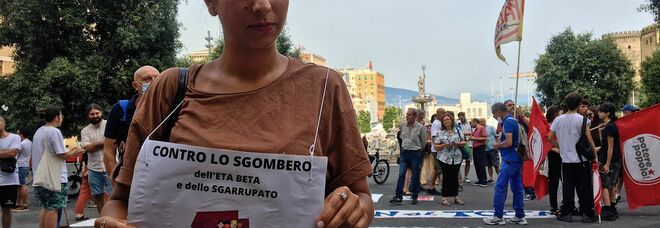 Sgombero centri sociali “Sgarrupato” ed “Eta Beta”, sit-in a Palazzo San Giacomo: «Siamo sotto attacco»