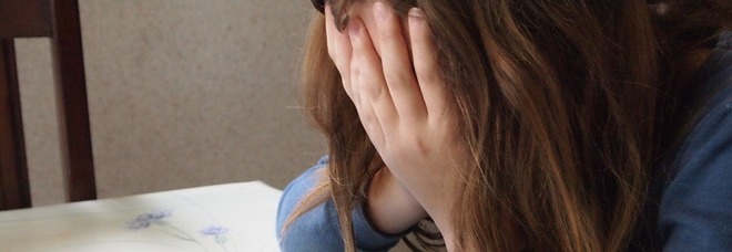 «Mia figlia in balìa delle baby bulle» . Chat creata per tormentare la 13enne. Insulti e screenshot: cosa facevano
