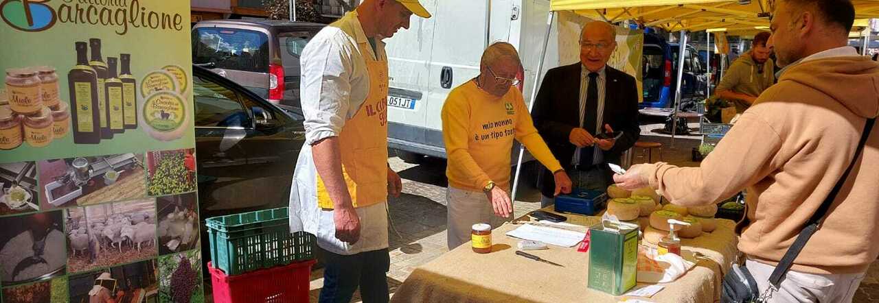 A ruba caciotte e miele del carcere: i prodotti dei detenuti di Barcaglione per la prima volta al mercato di piazza Mazzini
