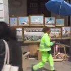 BANKSY Artista ambulante in Piazza San Marco a Venezia. E i vigili lo cacciano