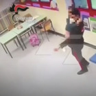 Picchia e maltratta alunna disabile: arrestata una maestra. E la bimba 'liberata' abbraccia il carabiniere