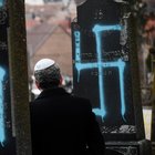 Francia, ancora antisemitismo: profanato cimitero ebraico in Alsazia Macron: «Li puniremo»
