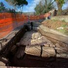 Roma, riaffiora l'antica via Latina durante scavi per» gas. La soprintendenza: «Conserva i solchi dei carri»