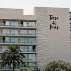 Giù dal balcone di un hotel a Ibiza, morti un ragazzo e una 21enne italiana: «Forse femminicidio»