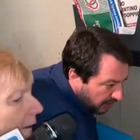 Salvini, danneggiata l'auto della donna che indicava il citofono: «Sfondato il parabrezza»