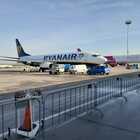 Il volo atterra con tre ore di ritardo, il giudice condanna Ryanair: ai passeggeri 6mila euro di risarcimento