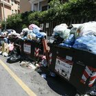 Roma, benvenuti nella Capitale dei rifiuti: fa caldo, aria irrespirabile nelle strade. Allarme per le condizioni igienico-sanitarie