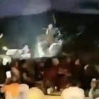 L'onda dello Tsunami si abbatte sul palco di un concerto rock: 14 morti, il video choc