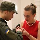 Dal matrimonio al checkpoint alla cerimonia con mitragliatrice e divisa: la guerra non ferma le celebrazioni nuziali in Ucraina