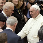 Il Papa incontra Joe Biden e lancia l'appello: «Condividere risorse scientifiche per battere il cancro»