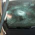 Roma, raptus di follia di un ghanese: con un palo danneggia 23 auto in sosta e distrugge la gazzella dei carabinieri