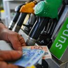 Benzina, prezzi ancora in calo: per self si parte da 1,652 euro Il prezzo medio praticato del diesel self è di 1,767