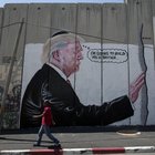 Muro di Betlemme, nuovi graffiti irridono Trump: spunta l'ombra di Bansky