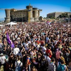 Omofobia, due ragazzi romani presi a cinghiate e insultati a Napoli dopo il Pride