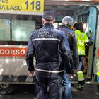 Roma, soccorsa la donna chiusa nella smart da cinque giorni: ora è ricoverata in ospedale