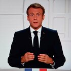 Francia, Macron: «Green pass rinnovato solo con terza dose»