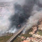 Incendi in Sicilia: a Catania case evacuate, lido distrutto e aeroporto chiuso per due ore. Bruciano anche Palermo e Siracusa