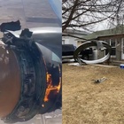 Aereo passeggeri perde motore in fiamme: i detriti cadono nei giardini delle case VIDEO CHOC
