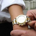 Milano, vende gli orologi di lusso del papà ma viene rapinato: il bottino è di 200 mila euro