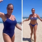 Simona Ventura, che schianto al mare: corpo da urlo, il reel infiamma Instagram