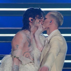 Achille Lauro, bacio gay sul palco dell'Ariston: «Dio benedica chi se ne frega»