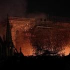 Parigi, pauroso incendio a Notre Dame: crollata la guglia. I Vigili del fuoco: «Rogo fuori controllo»