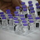 Vaccino Pfizer, firmato il contratto per altre 1,8 miliardi di dosi in Europa. L'Oms: «Efficaci su tutte le varianti»