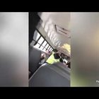 Attacco choc su un autobus: 16enne picchia ferocemente una compagna di classe