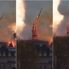 Notre-Dame, le immagini impressionanti del crollo della guglia