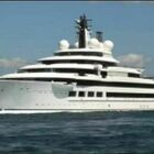 Putin, il mega yacht Scheherazade lascia Marina di Carrara e torna in mare: collegato allo zar (ma può eludere le sanzioni)