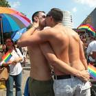 Gay bacia il compagno sul lungomare di Rimini, uomo rasato si avvicina e lo prende a pugni