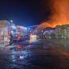 Incendio nell'azienda cartaria, a fuoco tonnellate di bobine: le fiamme vicino al casello dell'autostrada